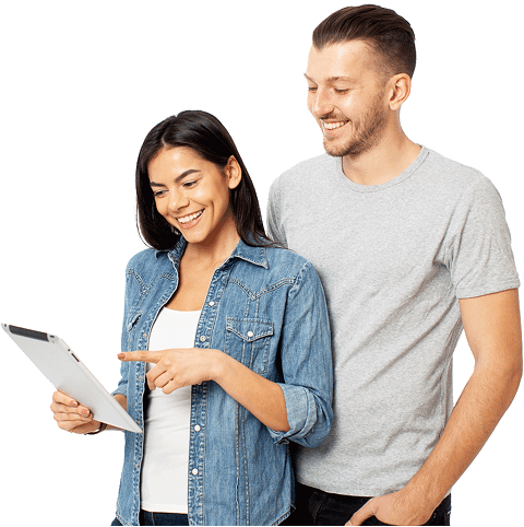 Couple examinant une demande de financement.