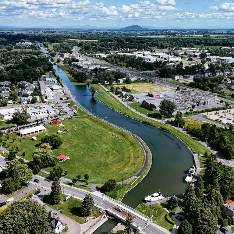 Vue aerienne du canal de la ville de Chambly.